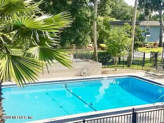 2 bed, 1.0 bath, 824 sqft, $1,200 — Photo 2