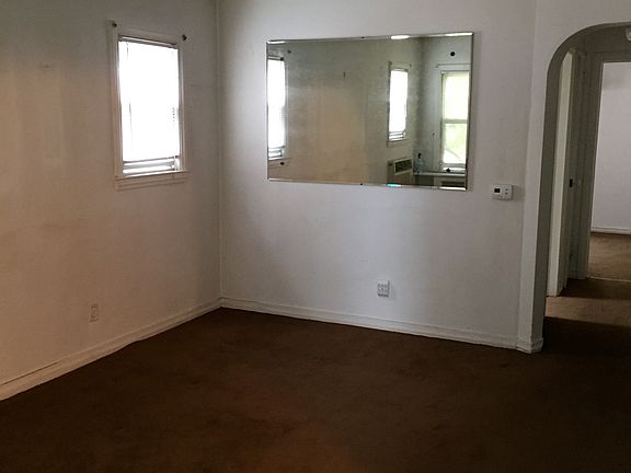 3rd image of 55 Maple Dr W
