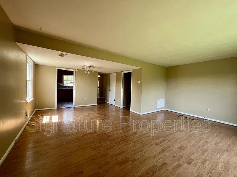 3 bed, 2.5 bath, 1980 sqft, $1,400 — Photo 2