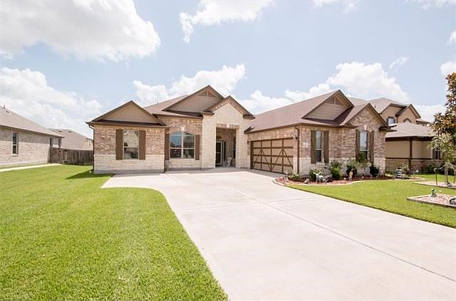 Beautiful Curb appeal with the 2012 built house. Lush grass, tasteful landscaping and a 70' wide lot await you.