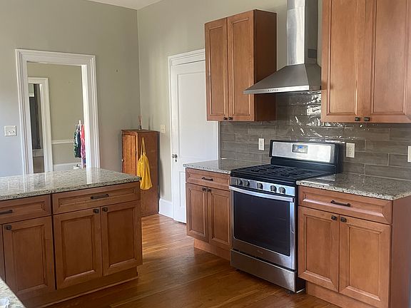 2nd image of 657 Park Dr NE