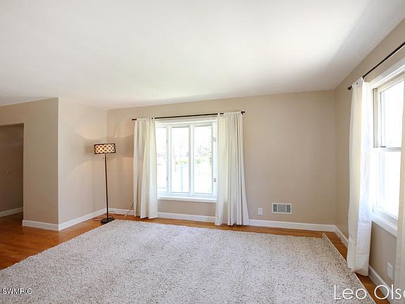 5th image of 1414 Herrick Ave NE