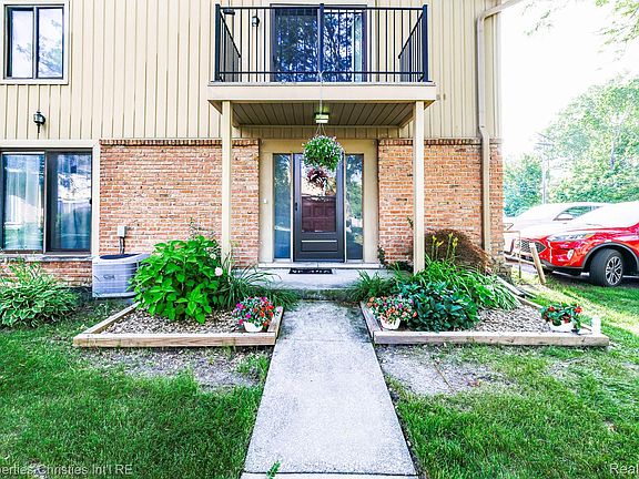 3rd image of 41678 Bedford Dr