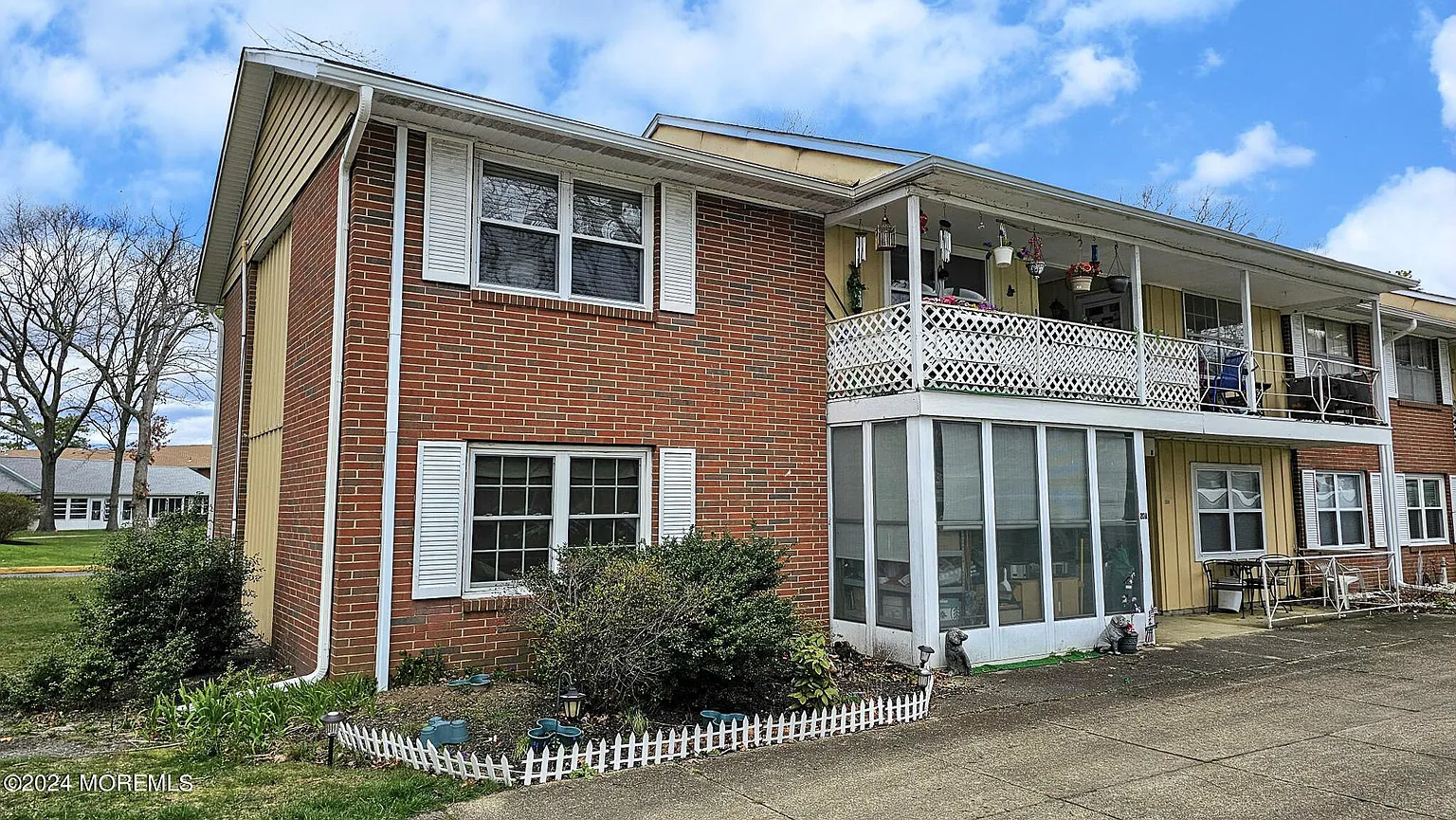 20E Buckingham Drive photo 1