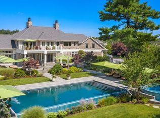 1 Hidden Pond Dr, Old Westbury, NY 11568