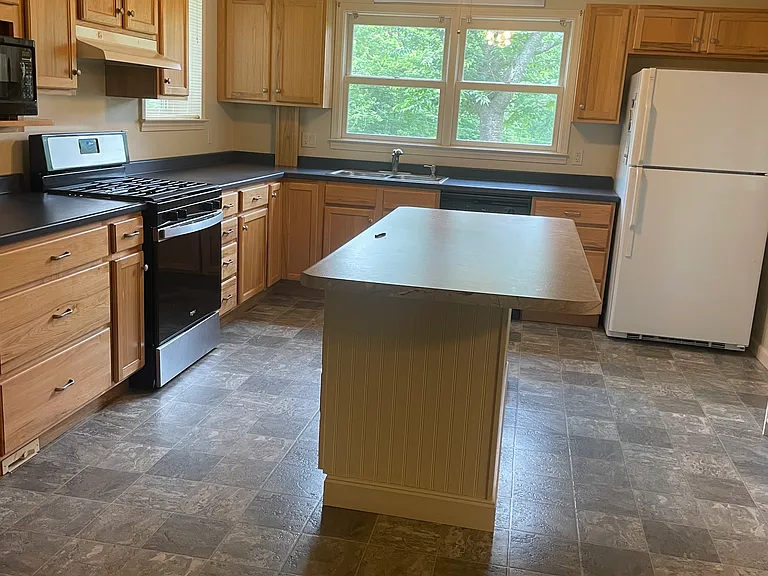 Full Kitchen with Island ( gas range, dishwasher and refrigerator )