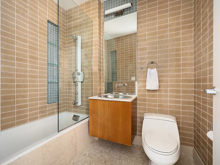 211 W 18th St #PENTHOUSE — Photo 15