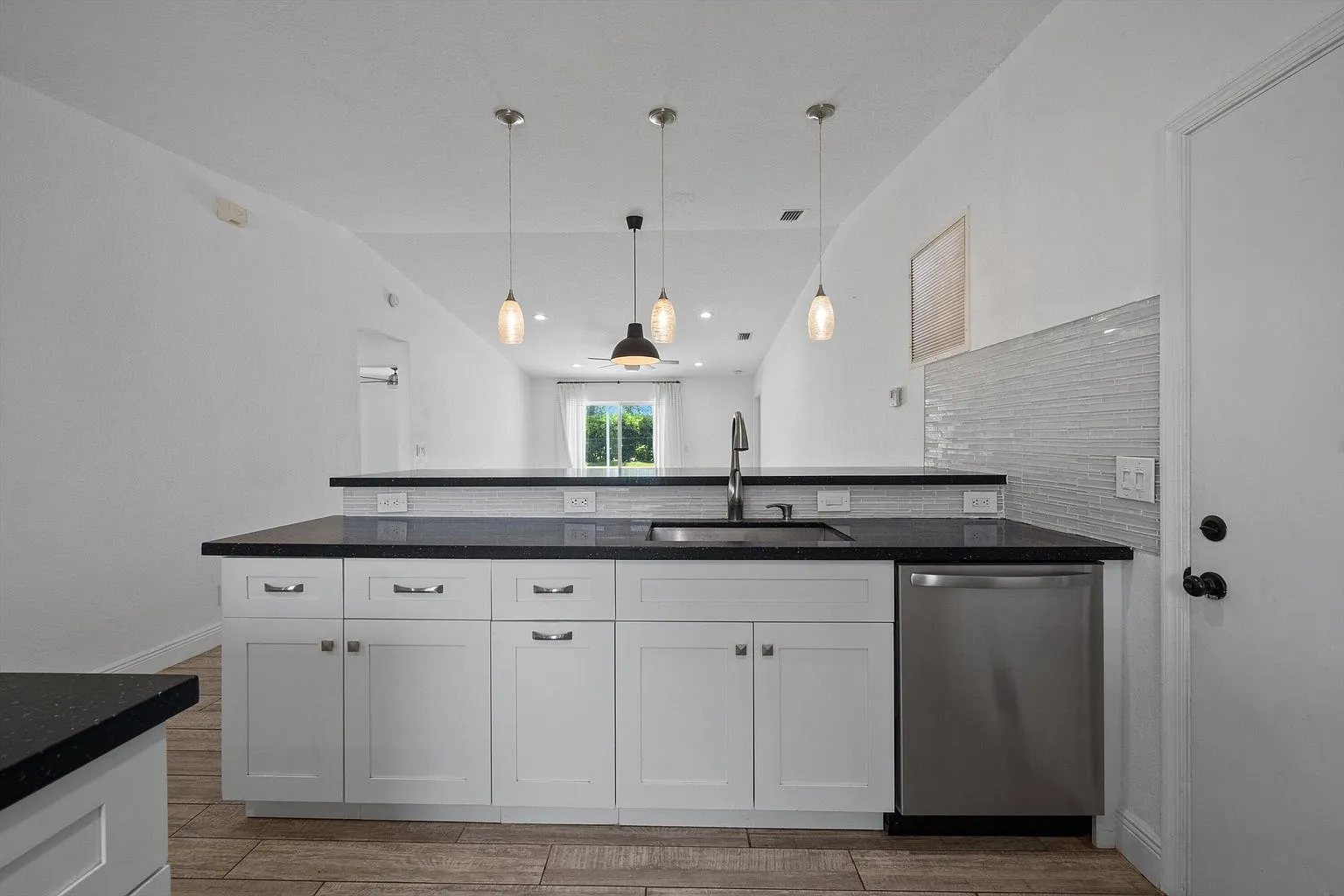 3 bed, 1295 sqft, $3,400 — Photo 3