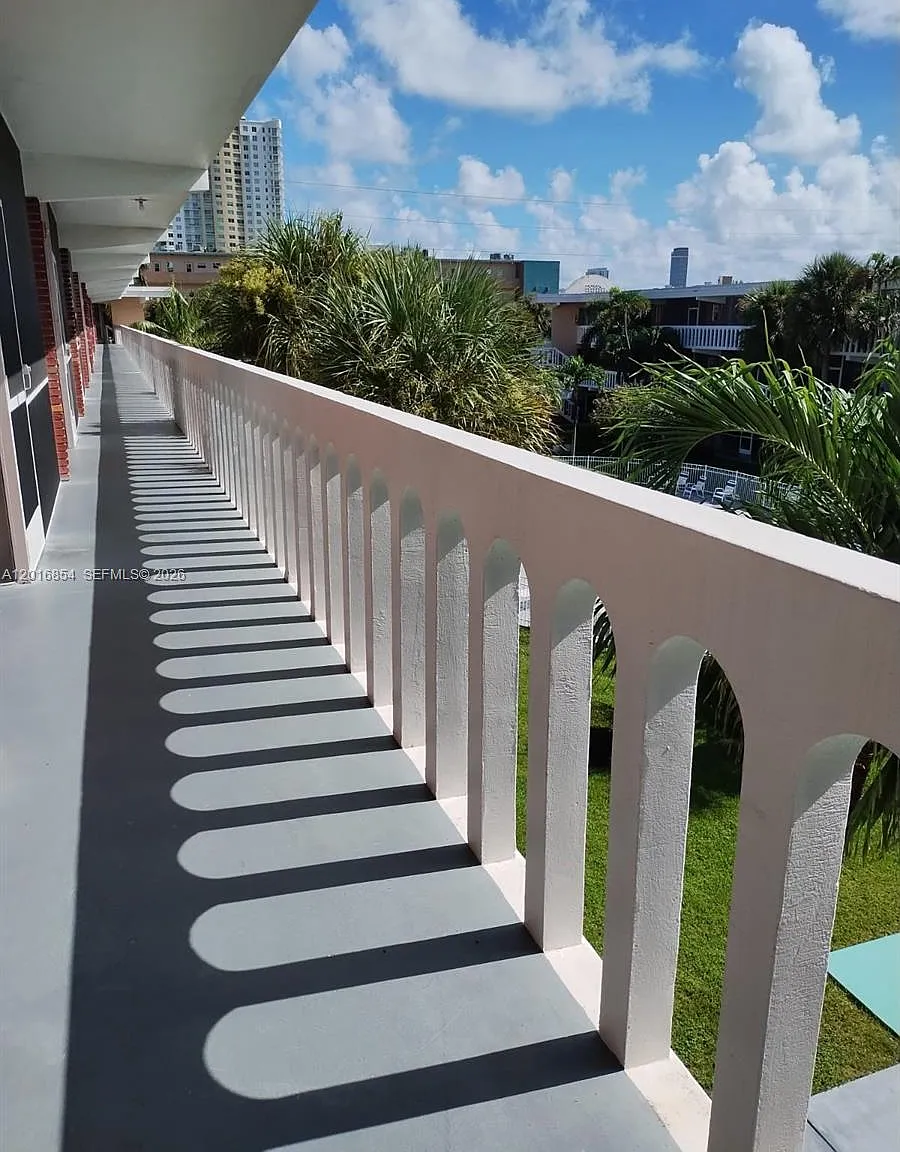 Eldorado Plaza East Condo — Photo 3