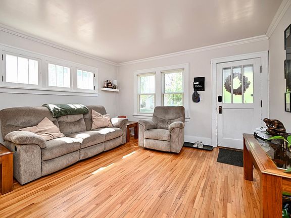 3rd image of 1090 Marian St