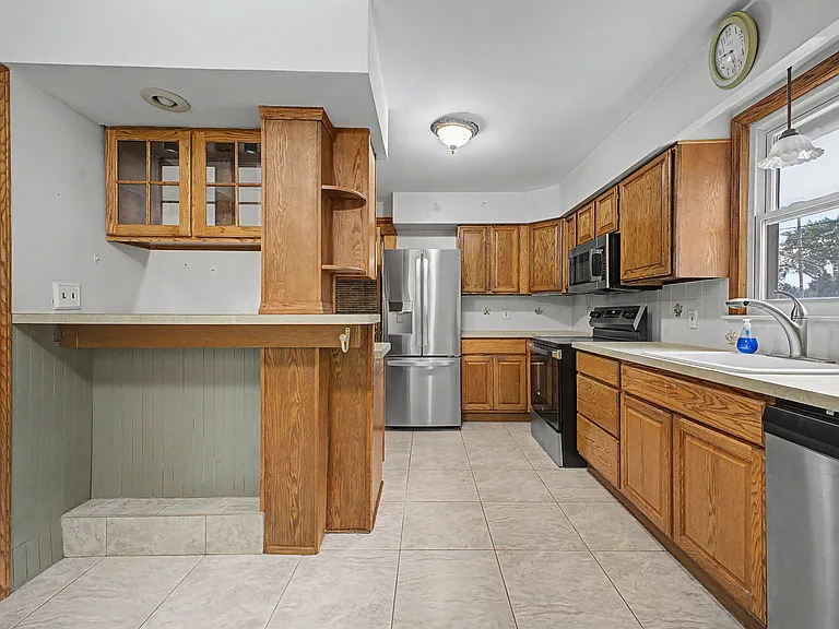 21236 Outer Dr — Photo 12