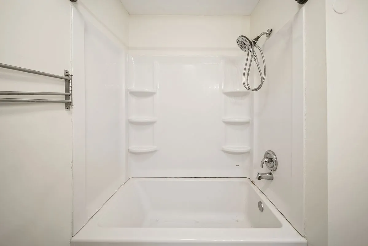 4 bed, 1.5 bath, 1346 sqft, $2,500 — Photo 2