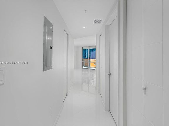 3rd image of 1014 SW 2nd Ave