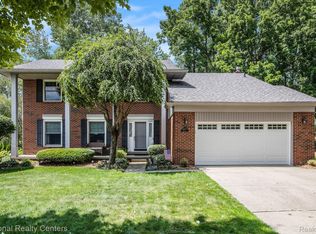 8979 Woodberry Rd, Plymouth, MI 48170