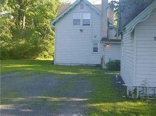 15 Creekside Ln, New Windsor, NY 12553