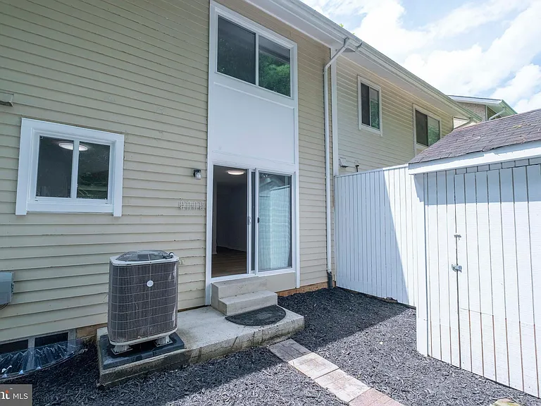 14435 Pebble Hill Ln S — Photo 40