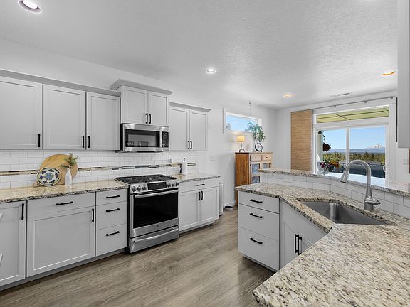 3rd image of 4431 SW Salmon Pl