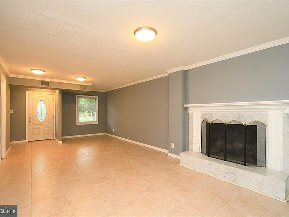 3rd image of 14820 Haymarket Ln