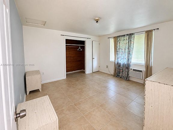 5th image of 905 NE 5th Ave APT 2