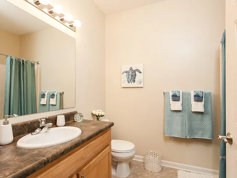 Saratoga Crossing Apartments & Townhomes — Photo 17