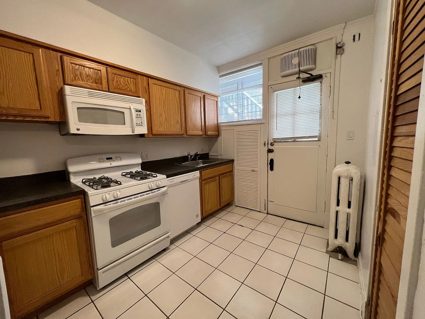 1509 Hinman Ave — Photo 3