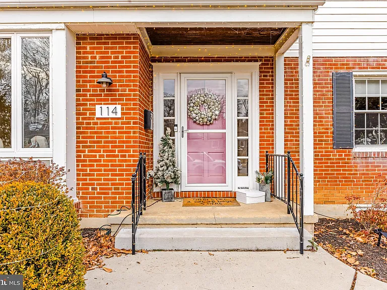 114 E Aylesbury Rd — Photo 4