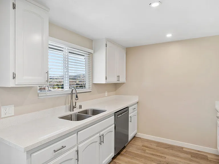 5220 Traffic Way #6 — Photo 7