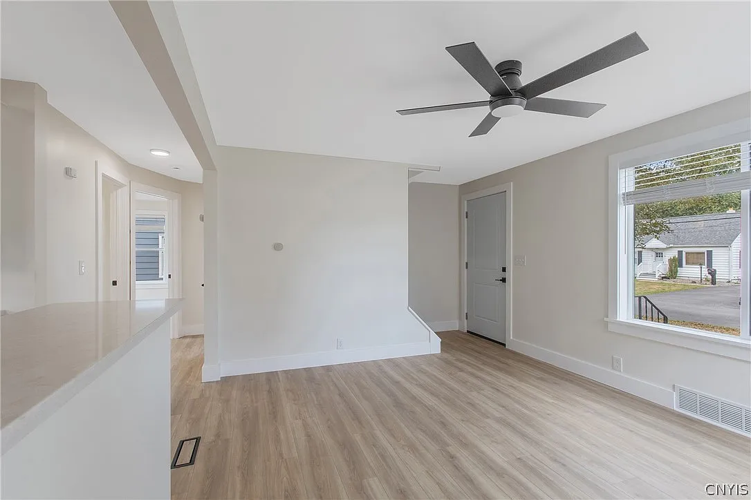 4 bed, 1.0 bath, 1080 sqft, $2,300 — Photo 4