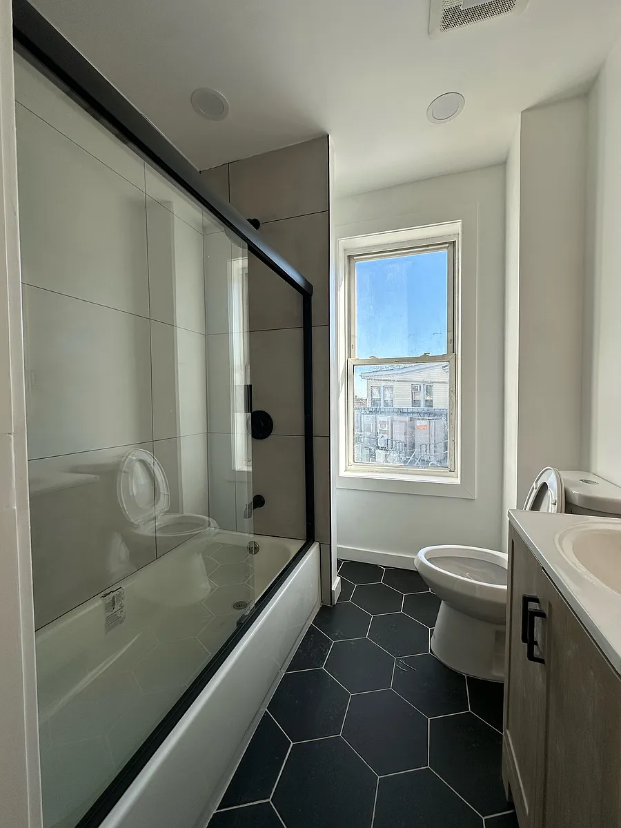 Building Photo - 851 Madison Ave #3A