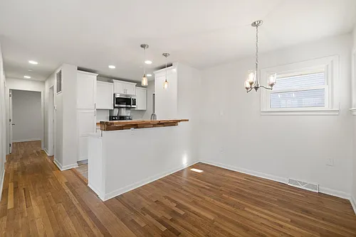 389 Thompson St Photo 1