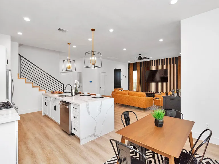 5308 Denmark St — Photo 7