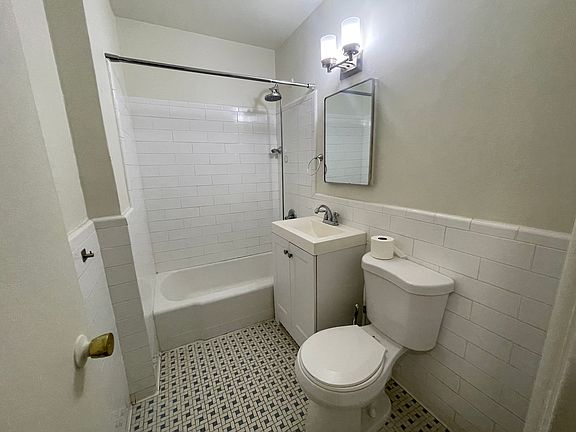 3rd image of 153 E 43rd St APT 3A