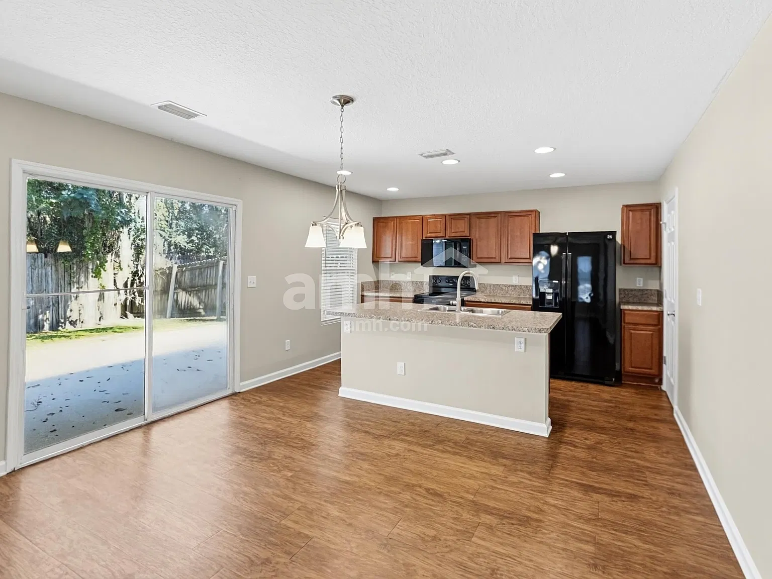 3 bed, 2.0 bath, 1598 sqft, $2,055 — Photo 3