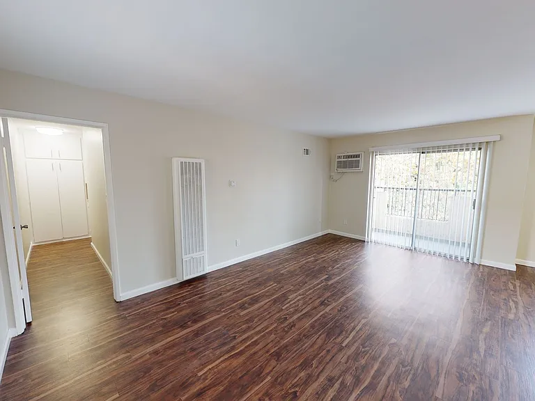 Royal Terrace Apartments — Photo 16