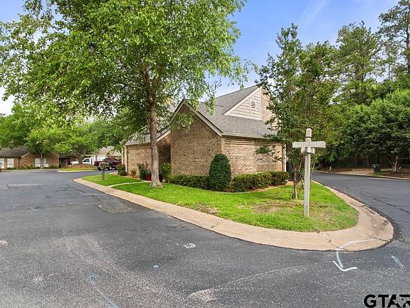 3rd image of 822 Bradley Ct