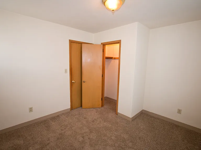 1600 Ford Pkwy — Photo 16