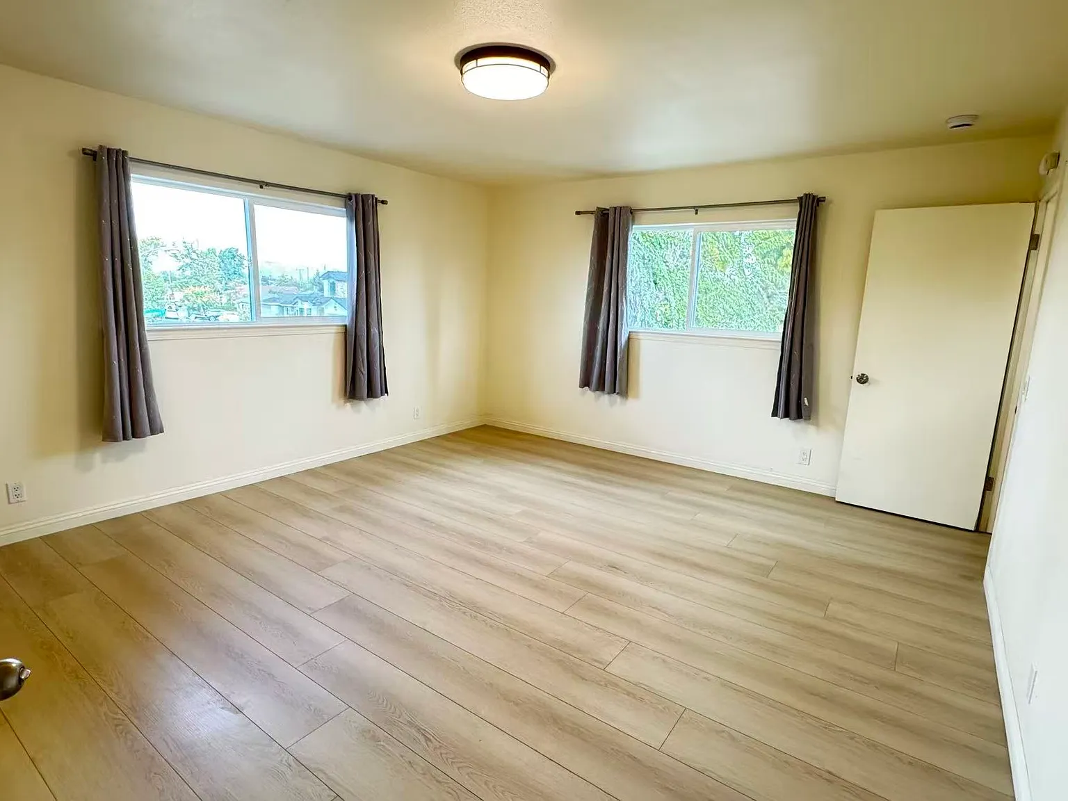3461 Flora Vista Ave — Photo 4