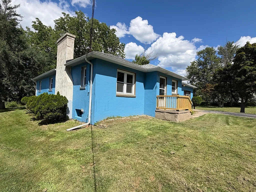 3 bed, 1.5 bath, 1160 sqft, $2,200 — Photo 2