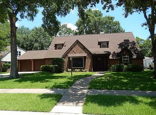 211 Cedar Ln, Seabrook, TX 77586