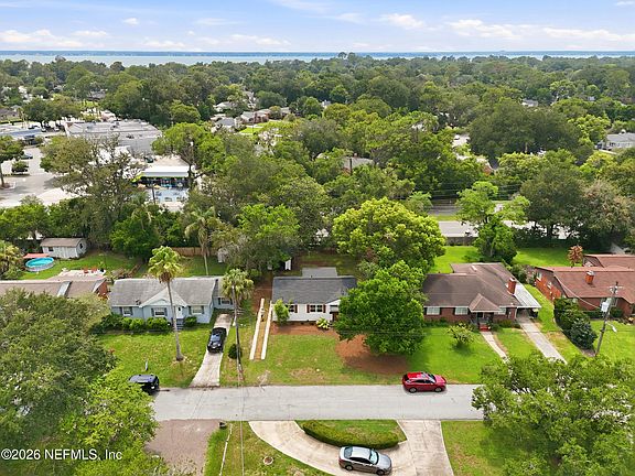 3rd image of 4242 PINEWOOD Avenue