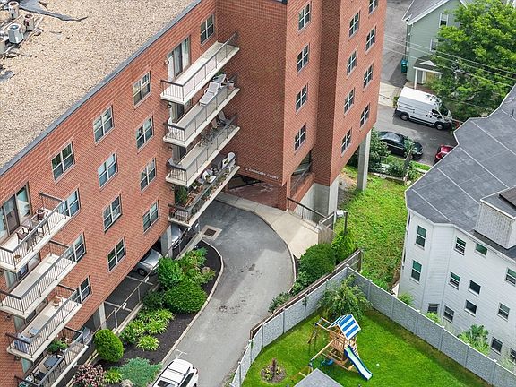 3rd image of 12 Chancery Ct #Penthouse 10