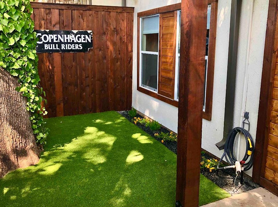 350s.f. pet-friendly turfed yard with cedar fence & mature tree