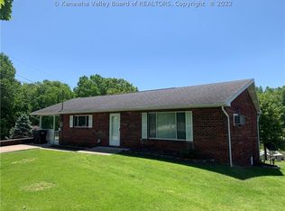 327 Pinewood Dr, Hurricane, WV 25526