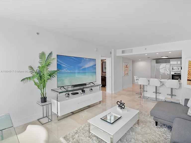 6801 Collins Ave #1402 — Photo 5