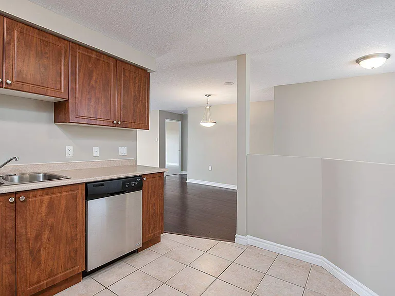 245 Lena Cres — Photo 11