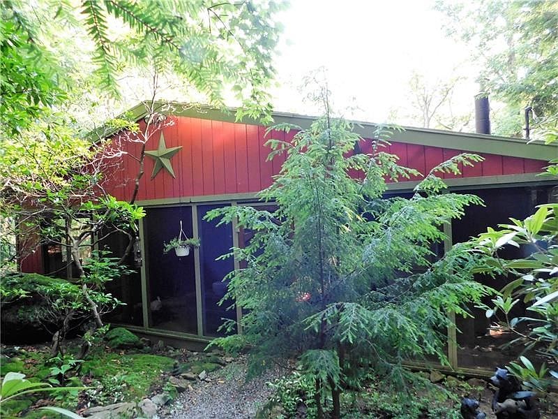 195 Rock Pool Road is your mountain gateway