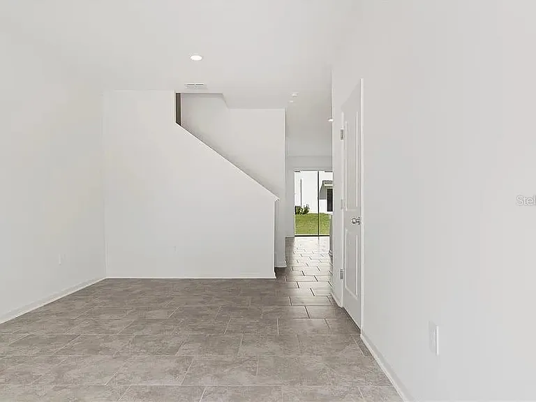 3334 Laurent Loop — Photo 2