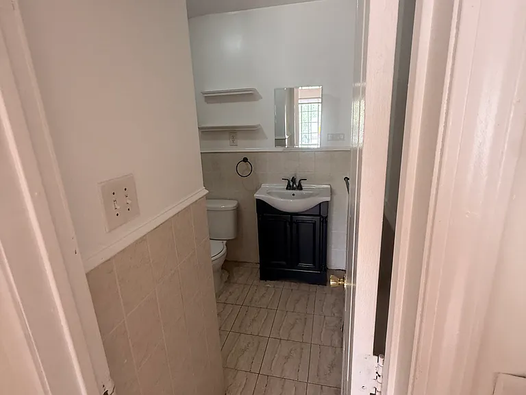 2914 Hering Ave #1 — Photo 11