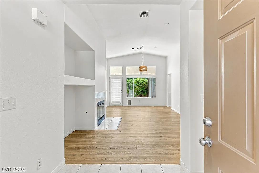 3 bed, 2.0 bath, 1273 sqft, $2,200 — Photo 2