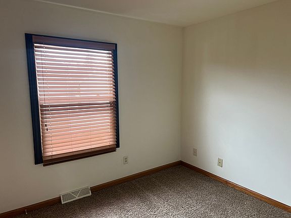 3rd image of 1551 W Stonehenge Dr